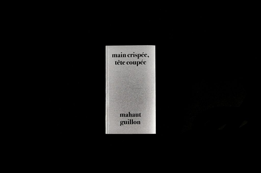Main crispée, tête coupée