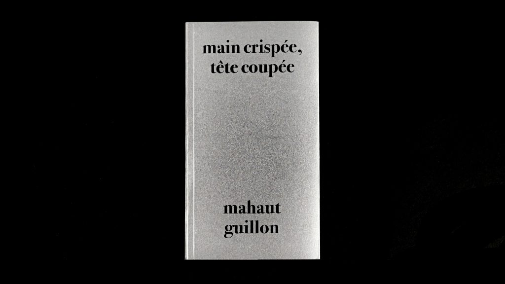 Main crispée, tête coupée