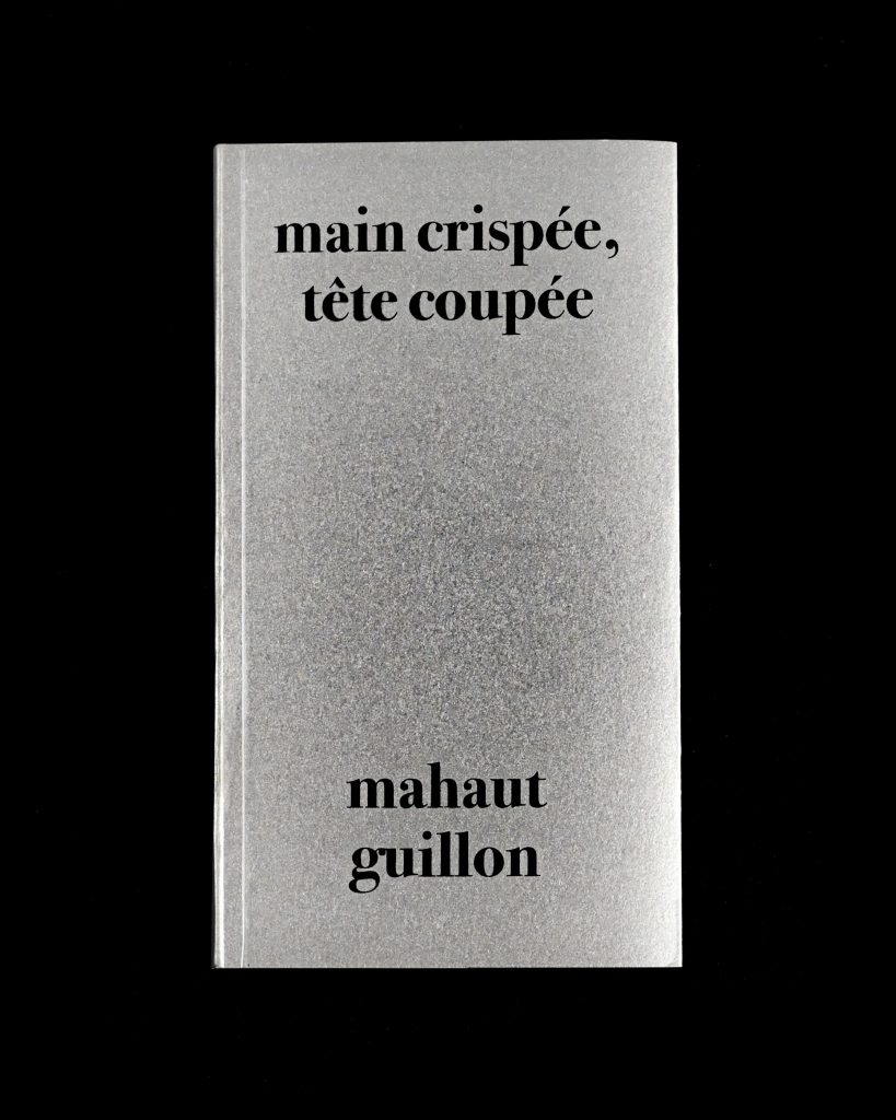 Main crispée, tête coupée
